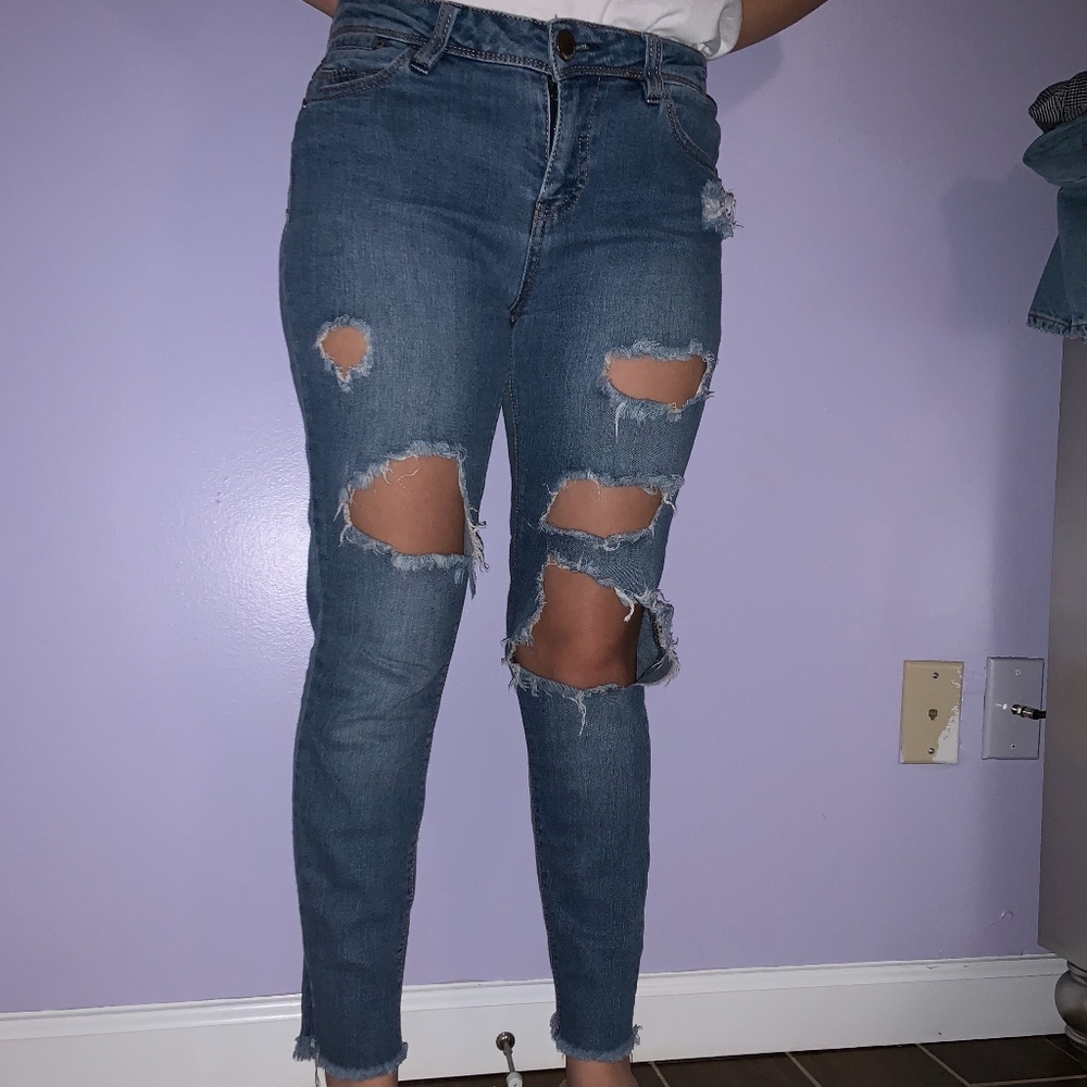 DISTRESSED JEANS